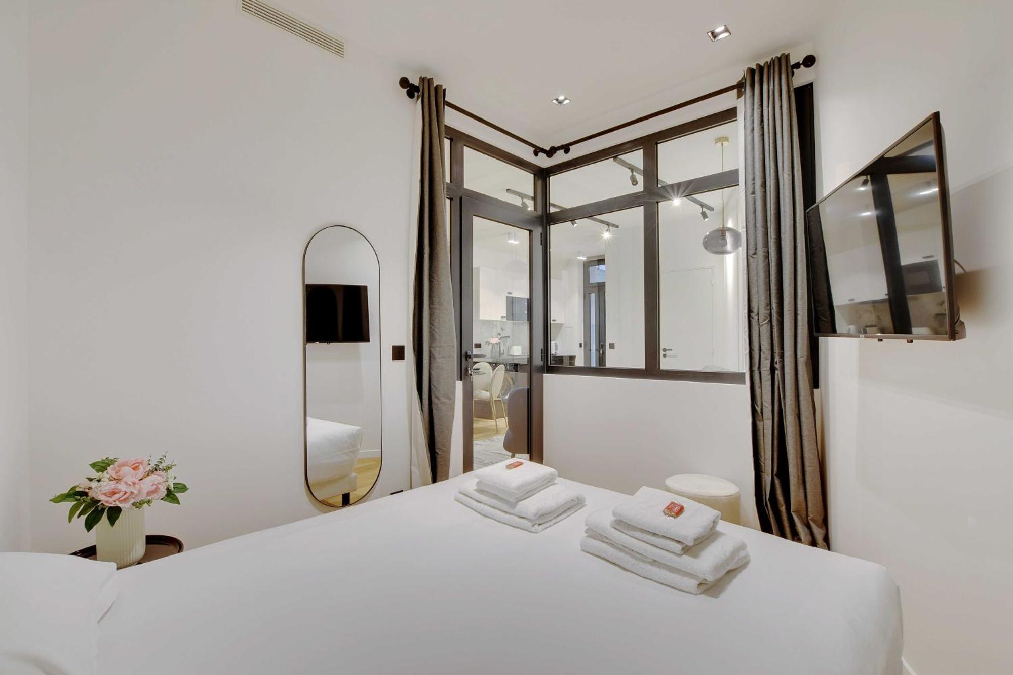 Stunning 2br Opera *