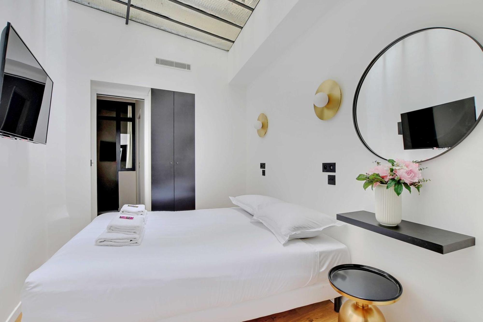 Stunning 2br Opera