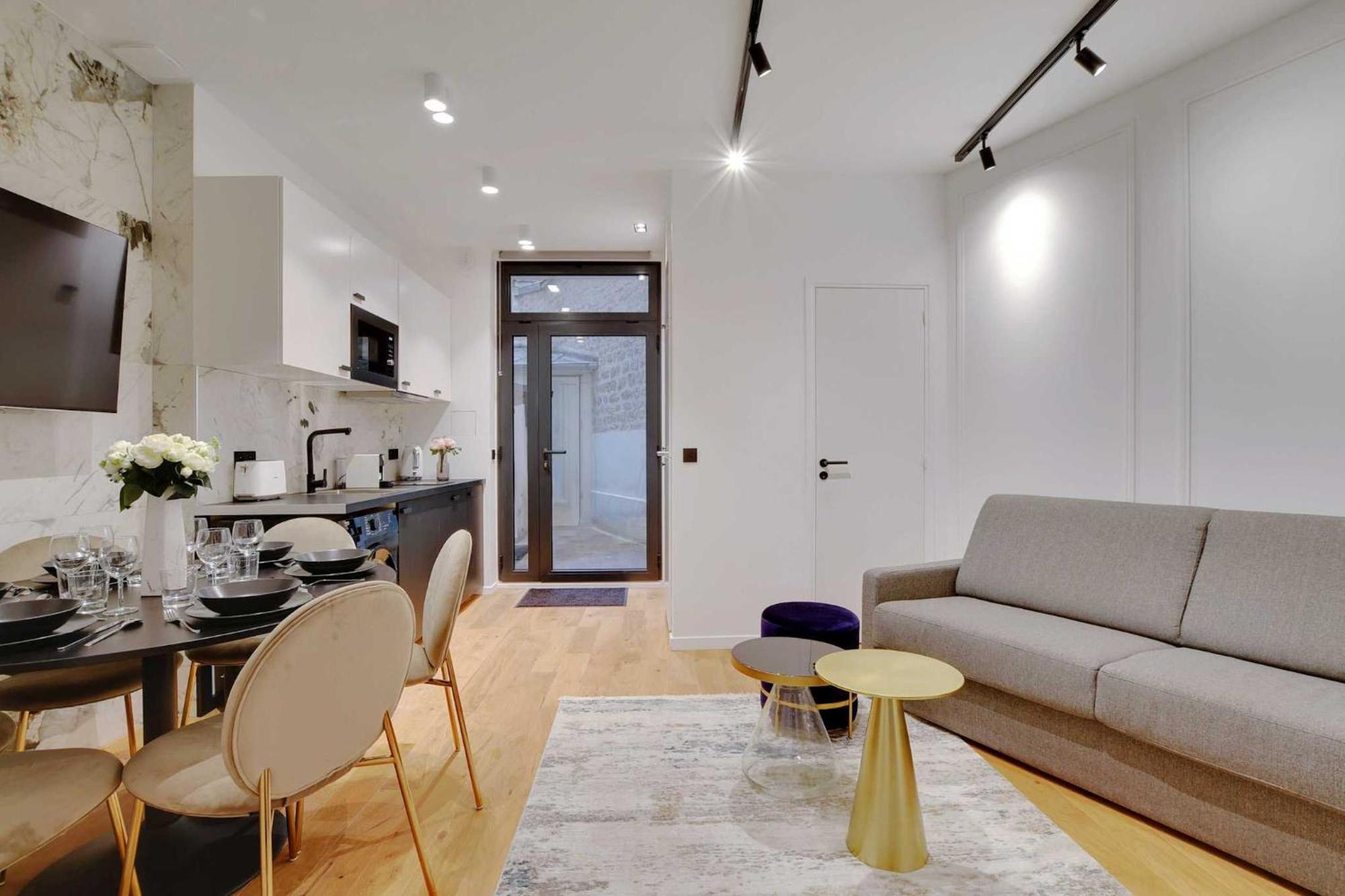 Stunning 2br Opera